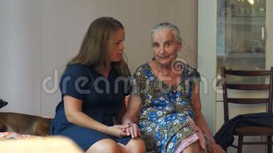 一个年轻的女人在家里和她<strong>八十岁</strong>的祖母说话。
